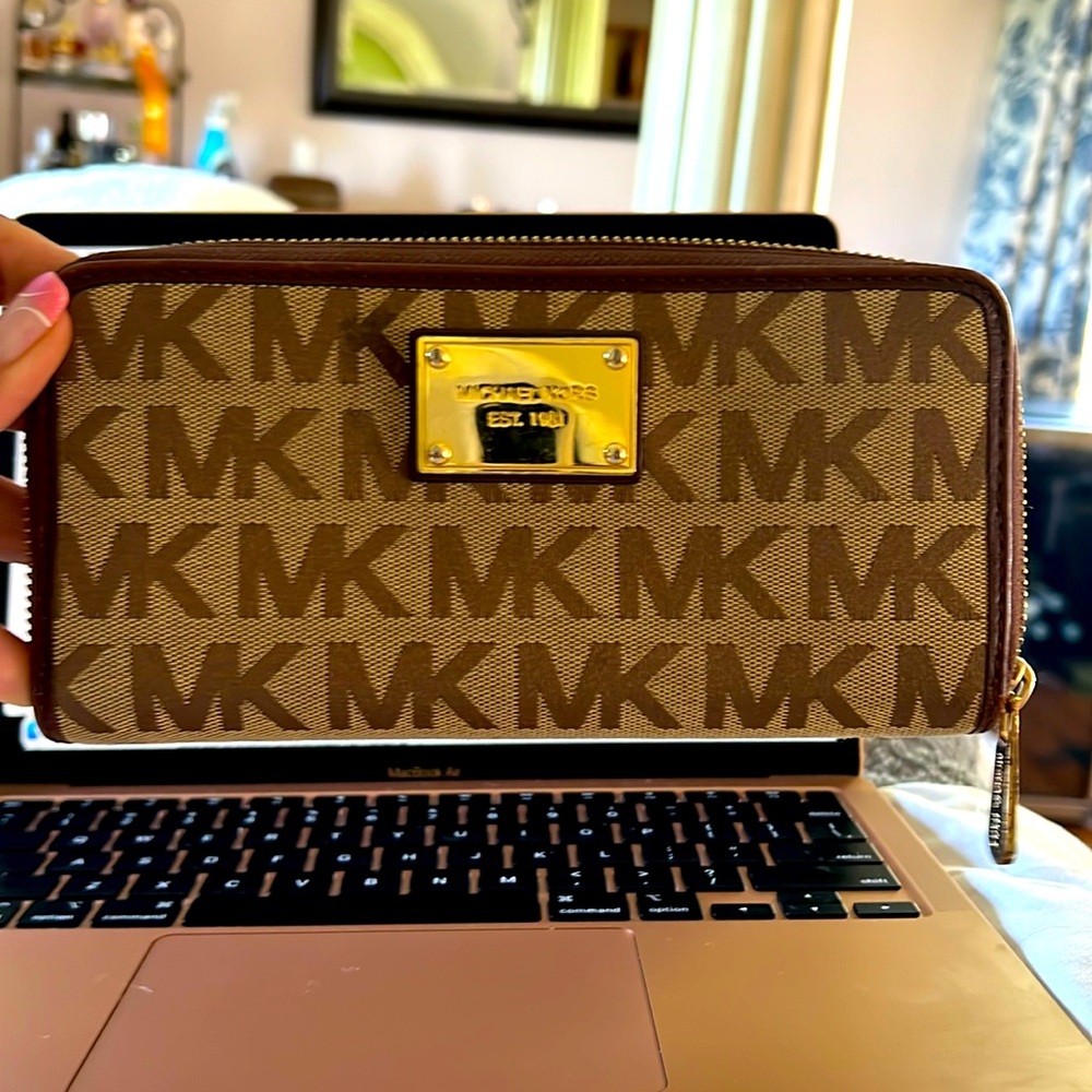 Pristine Jet Set Continental Logo Wallet, Beige/Ebony/Mocha